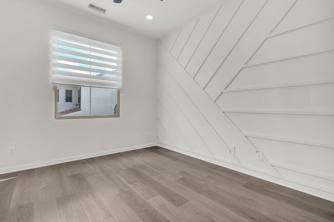 Building Photo - 72 Tulip