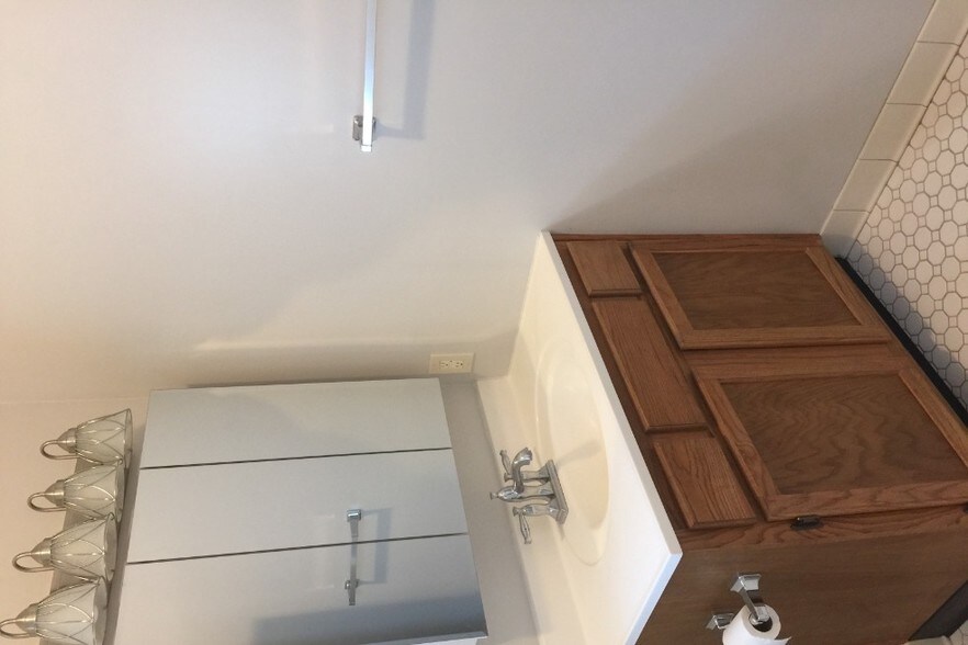 bathroom - 2513 Annunciation St