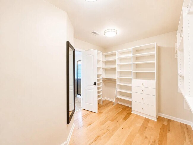 Building Photo - 10 Lynell Pl