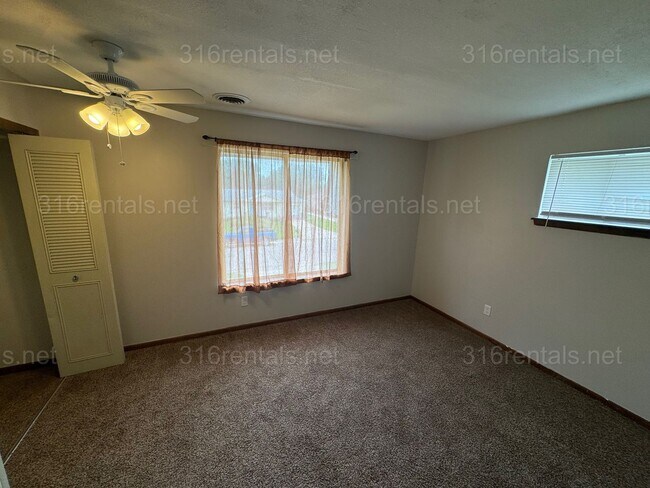 Building Photo - $850- 2 bed 1 bath - Townhomes