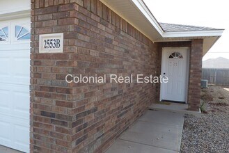 Building Photo - Spacious and updated 3 Bedroom 2 bathroom ...