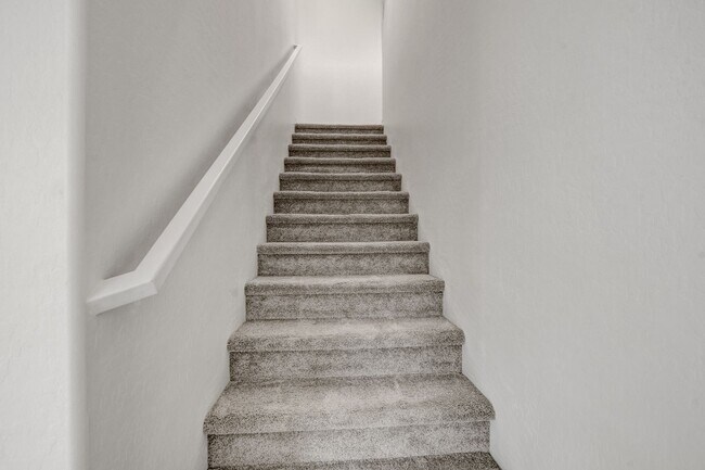 Building Photo - 4 Bedroom Townhouse in Tule Springs