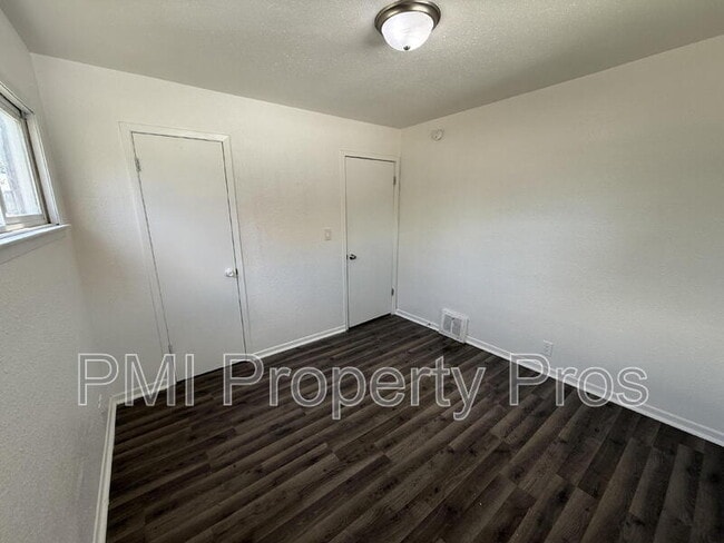 Building Photo - 5642 N 61st St