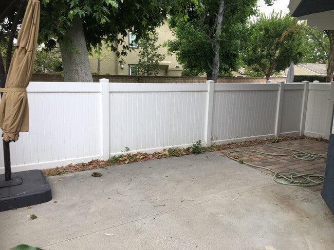 Building Photo - 2 Bed, 2 1/2 Bath Townhome with 1 car garage!