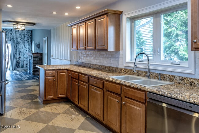 Building Photo - 949 Hudson Ave