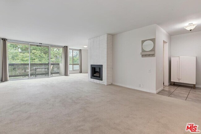 Building Photo - 809 S Bundy Dr