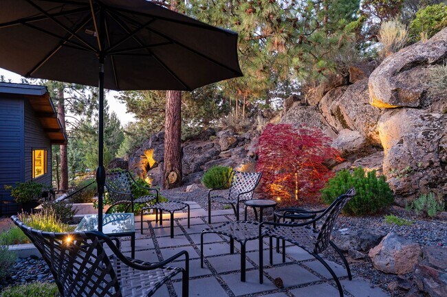 Building Photo - Stunning Mountain Home