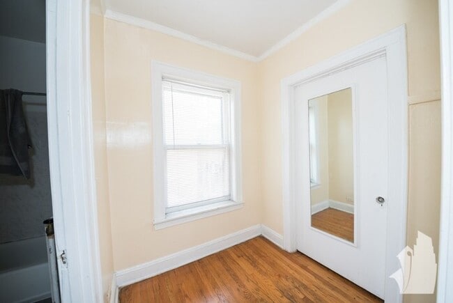 Building Photo - 1154 W Lunt Ave