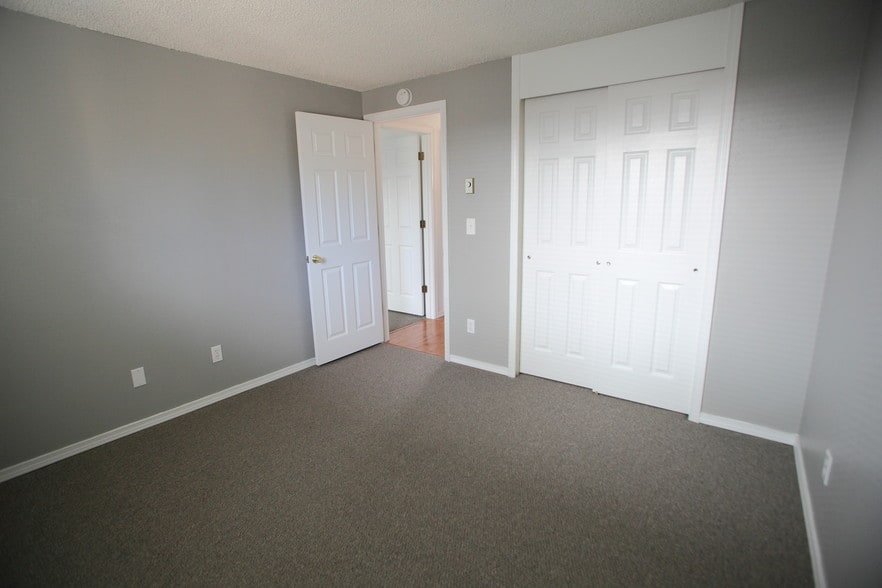 bedroom 2 closets - 4923 SE 71st Ave