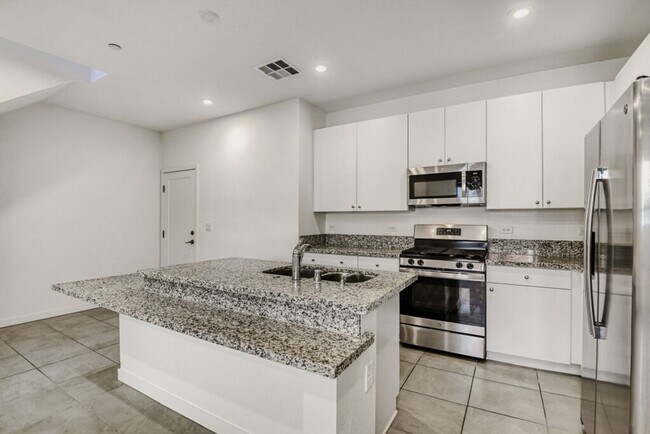Building Photo - Stylish 2-Bedroom Townhome in Southwest Las Vegas