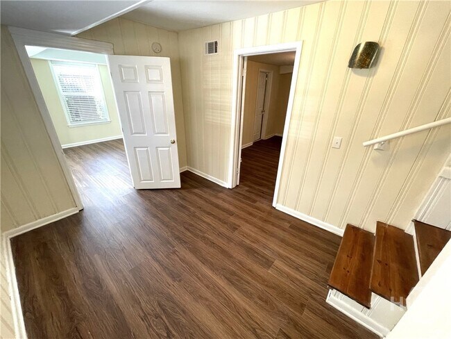 Building Photo - 160 Pineview Dr