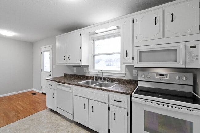 Building Photo - Nice home located next to Fort Campbell- COMING SOON!!!!