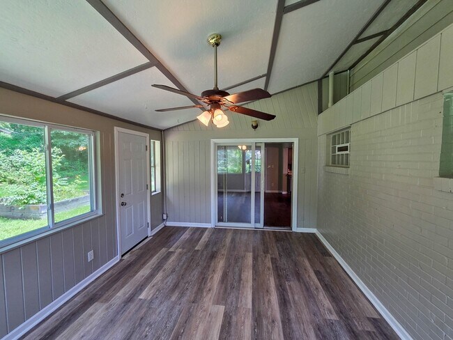 Building Photo - 151 Mahoning Dr