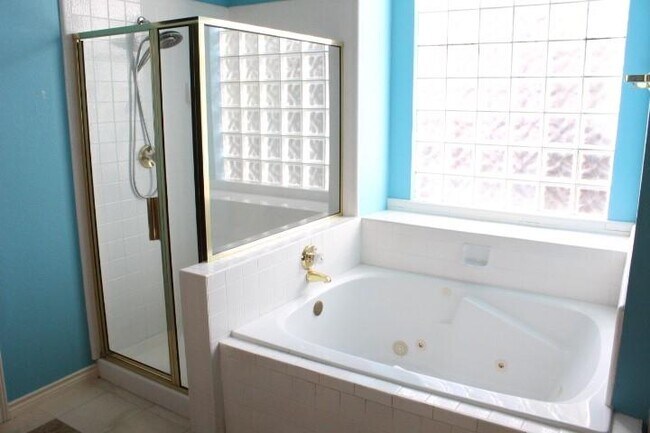 Building Photo - 1013 Stone Gate Dr