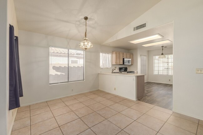 Building Photo - Spacious 3 Bed, 2 Bath Home in Peoria - Your Perfect Home Awaits!