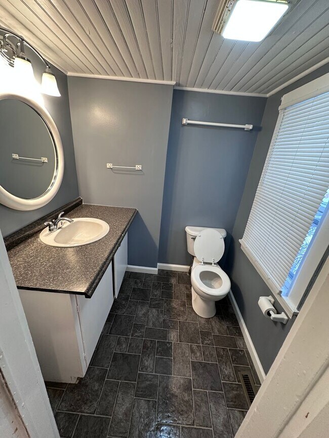 Building Photo - Apartment Available in Village of Liverpool