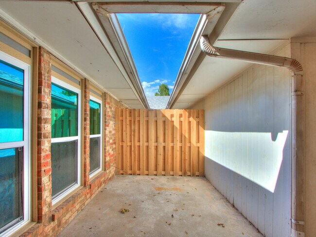 Building Photo - 1915 N Moulton Ct