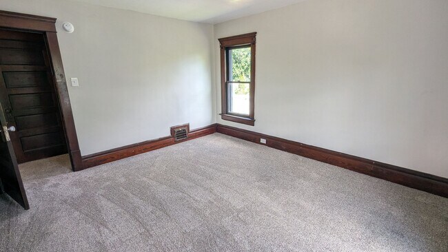 Building Photo - Spacious 5-bedroom, 1-bath home offers flexible living across multiple levels in Akron