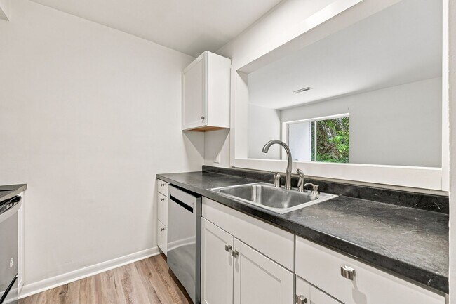 Building Photo - 1243 Cedars Ct