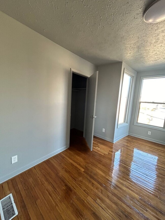 Building Photo - 4411 Davenport St