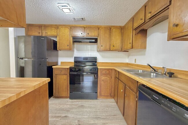 Building Photo - AVAILABLE END OF AUGUST 2026! (No pets preferred)