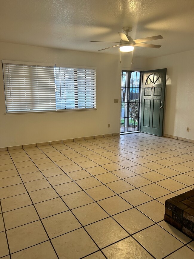 Building Photo - 1008 Shadow Ridge Dr