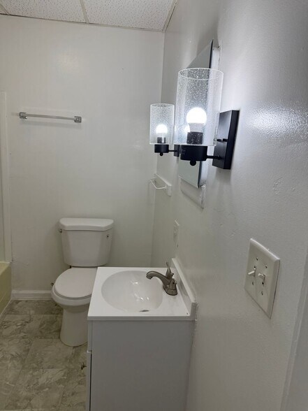 Building Photo - 912 N 10th St