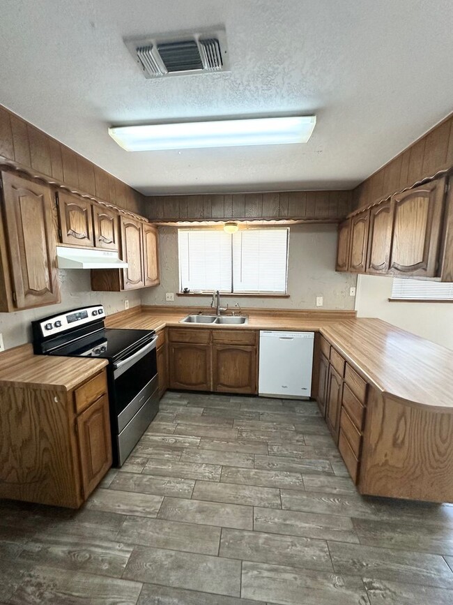 Building Photo - 3 Bed 2 Bath Ready to Rent ASAP!