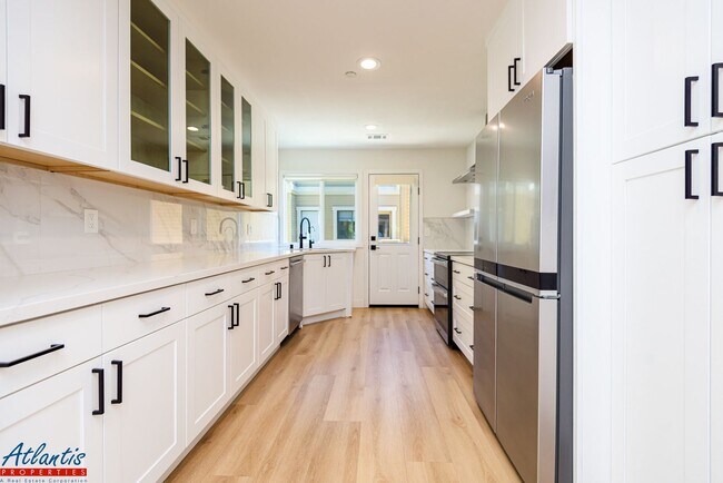 Building Photo - Gorgeous Townhouse | Remodeled | Desirable Location