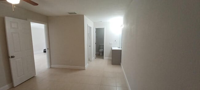 Building Photo - 519 SW Sara Blvd