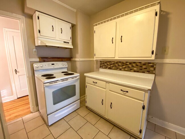 Building Photo - 3 bedroom 1 bath near the university of Me...