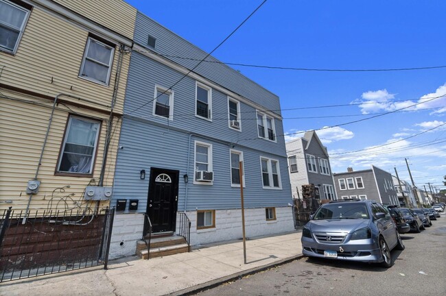 Primary Photo - 5 Van Cleef St