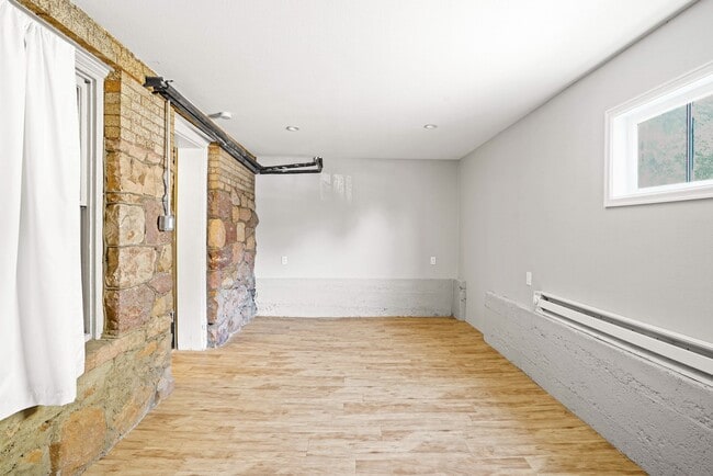 Building Photo - 975 University Ave