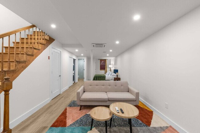 Building Photo - 10 Hausman St
