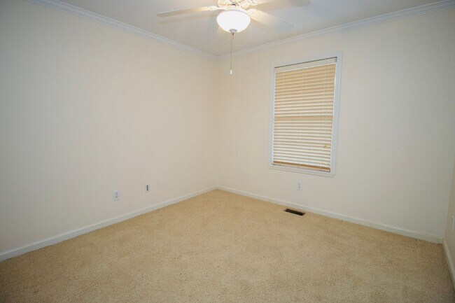 Building Photo - Charming 3 Bedroom, 2 Bathroom in Rosewood - Available May 2026!