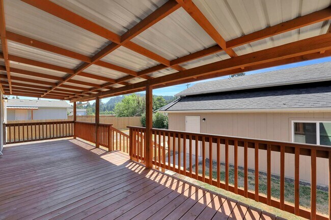 Building Photo - 3-Bedroom 2-Bathroom home with HUGE Shop in Cedar Flats