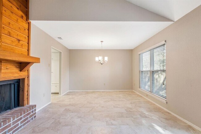 Building Photo - 108 N Deerfoot Cir