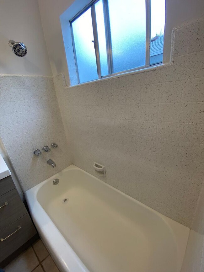 Building Photo - Cozy 2-Bedroom Apartment Just Steps from the Ocean Bluffs!