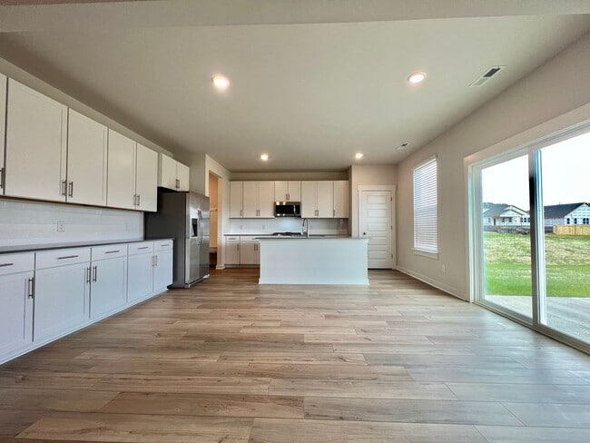 Building Photo - 5 Bed, 3.5 Bath Home w/ 2 Car Garage in Harvest Point