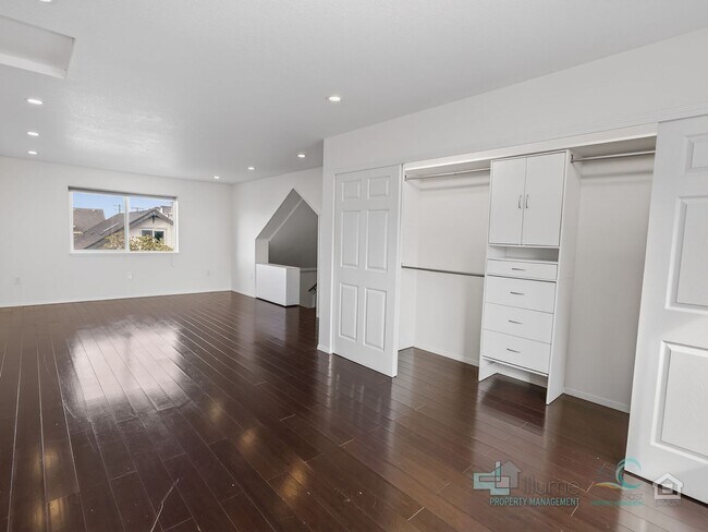 Building Photo - $500 OFF SUMMER MOVE-IN SPECIAL - $2,700 3 BED/1.5 BATH!!!