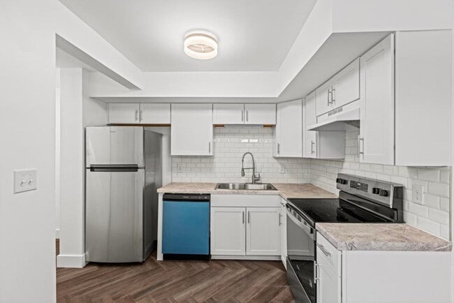 Building Photo - Completely Remodeled 2BR/1.5BA Townhome – City Convenience!