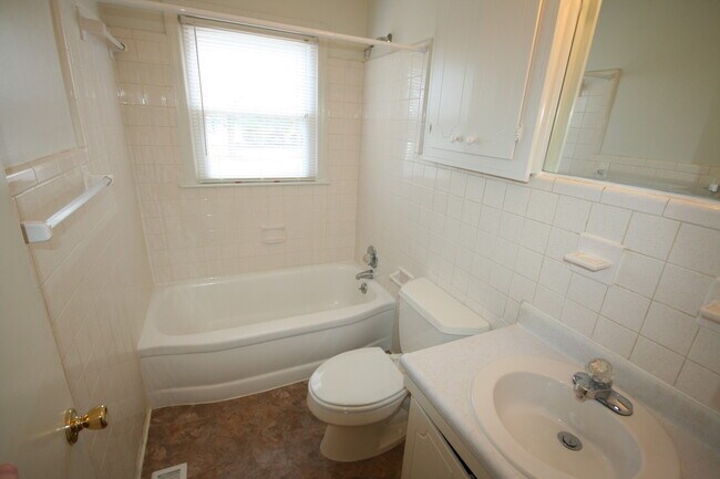 Building Photo - Spacious Walltown House - All Appliances -...