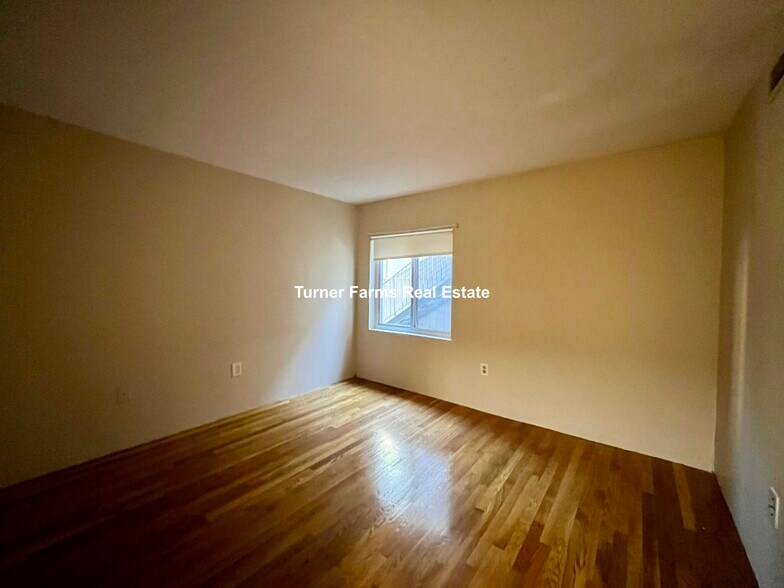 Building Photo - 381 Dorchester St