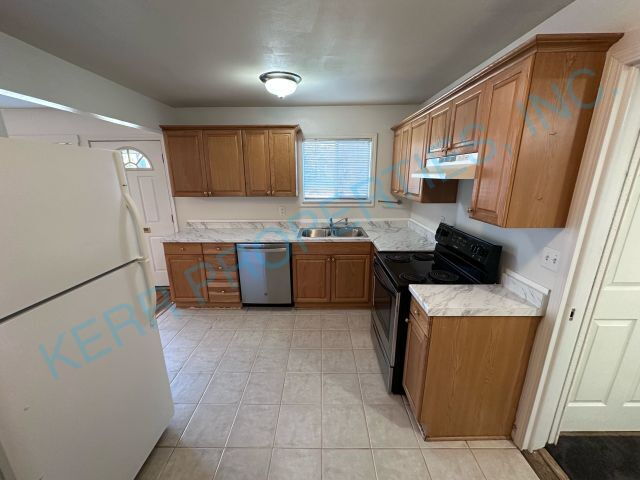 Building Photo - Charming 3-Bed Retreat in Milwaukie - Cozy 923 Sq Ft Haven!