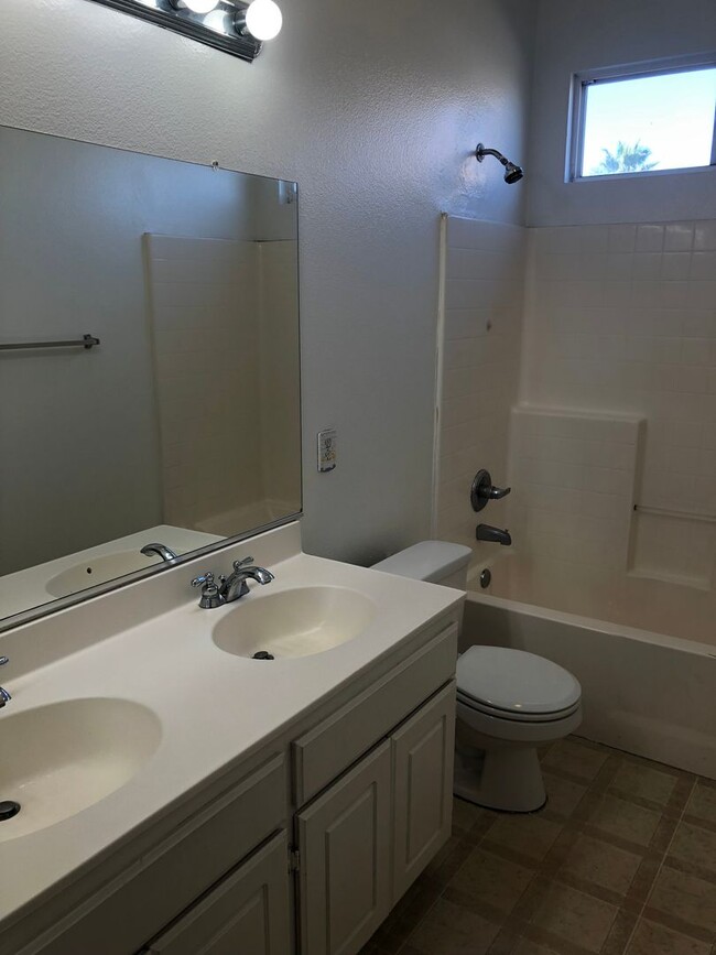 Building Photo - Beautiful Spacious 4 bedroom 2 bathroom Ho...