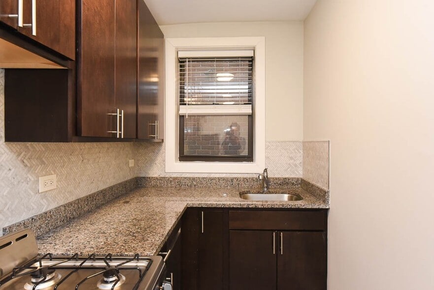 Building Photo - 546 W Belden Ave