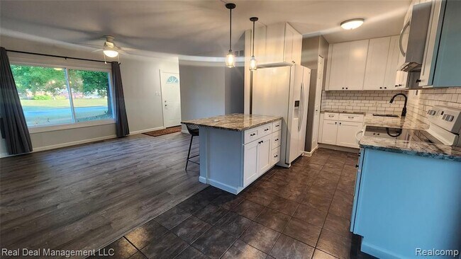 Building Photo - 6555 Manson Dr