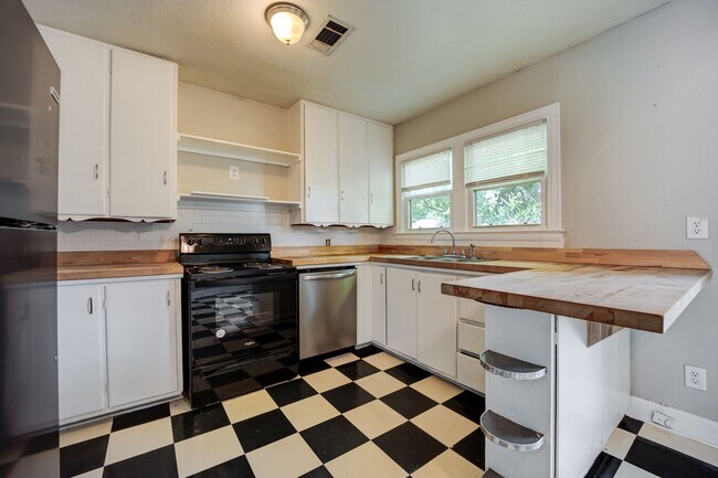 Building Photo - Freshly Updated 3 Bedroom House