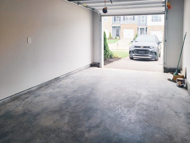 Building Photo - 4 Bed/ 3 Bath Townhome with Immediate Occupancy!