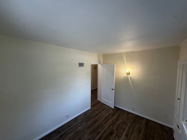 Building Photo - 2151 N Altadena Dr